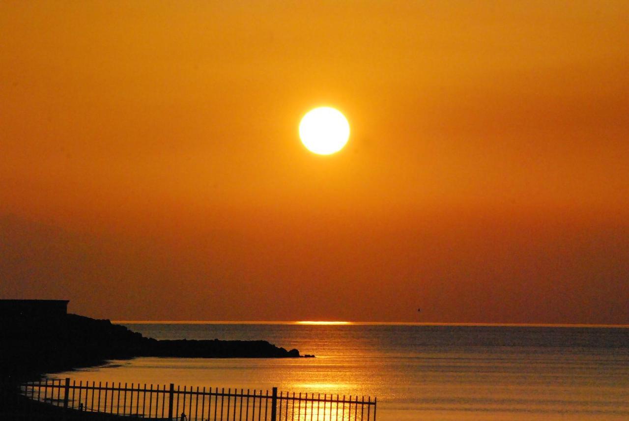 Tramonto Sul Mare - Sea Suite Savona Exteriör bild
